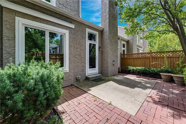 6724 W 126th Court, Leawood, KS 66209