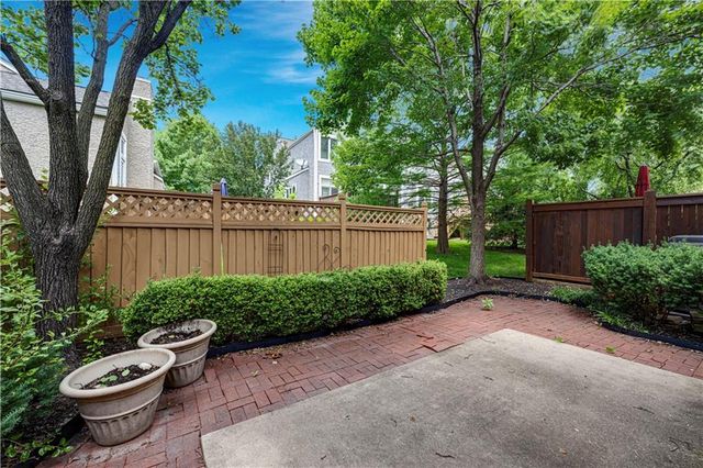 6724 W 126th Court, Leawood, KS 66209