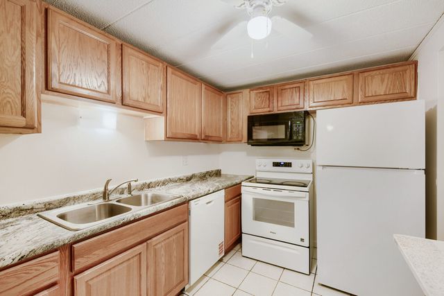 1102 Westover Lane 1A, Schaumburg, IL 60193
