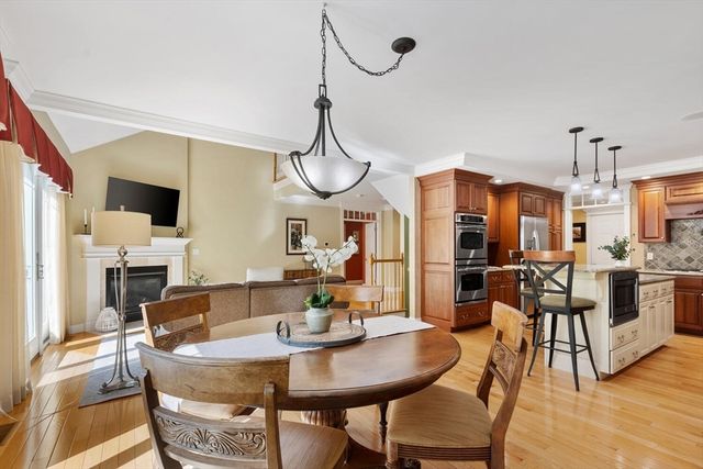 11 Swan Ln, Andover, MA 01810