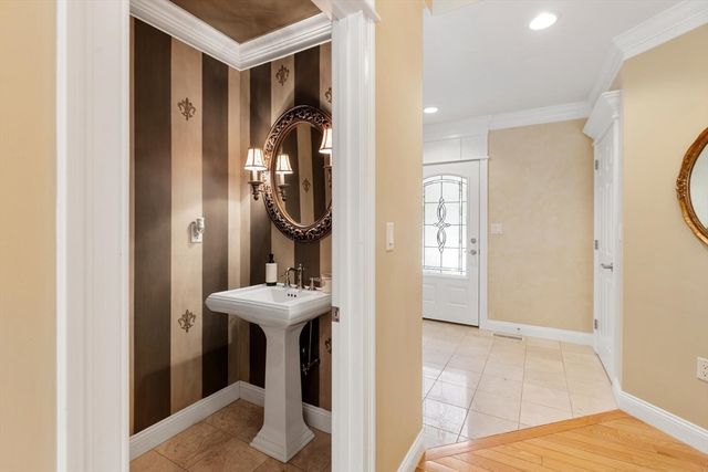 11 Swan Ln, Andover, MA 01810