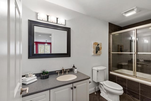 11 Swan Ln, Andover, MA 01810
