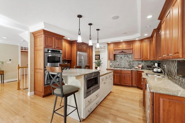 11 Swan Ln, Andover, MA 01810