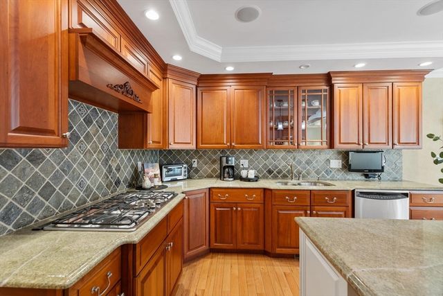 11 Swan Ln, Andover, MA 01810