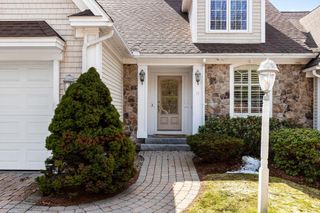 11 Swan Ln, Andover, MA 01810