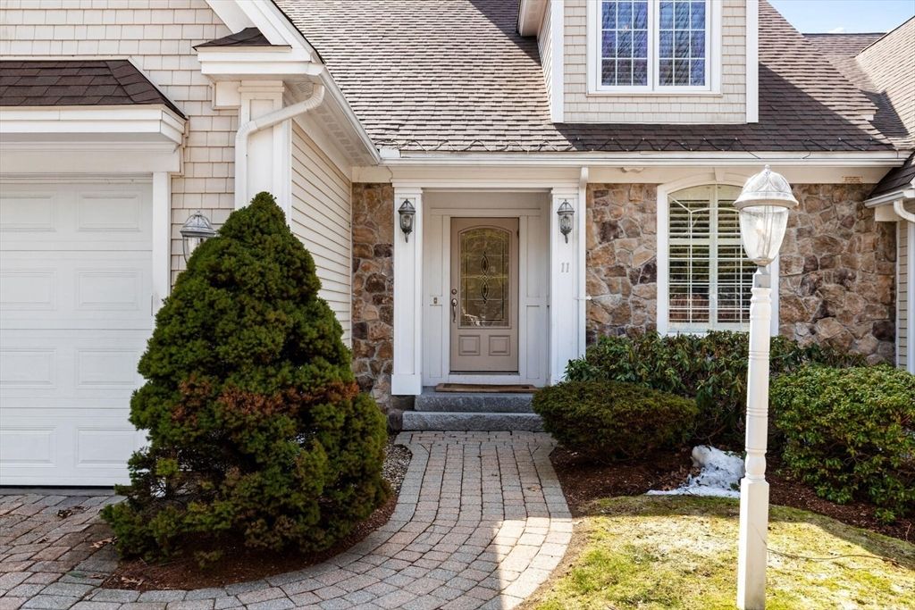 11 Swan Ln, Andover, MA 01810