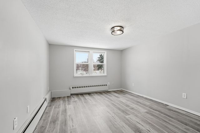 6422 49th Street N, Oakdale, MN 55128