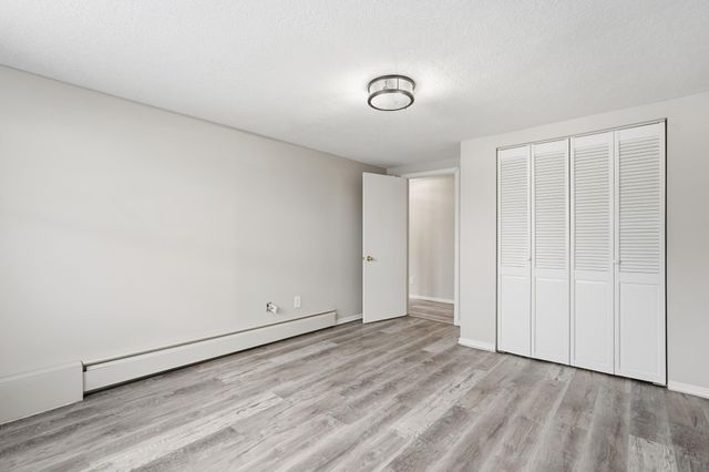 6422 49th Street N, Oakdale, MN 55128