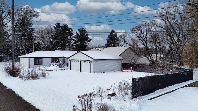 6422 49th Street N, Oakdale, MN 55128