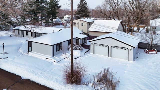 6422 49th Street N, Oakdale, MN 55128