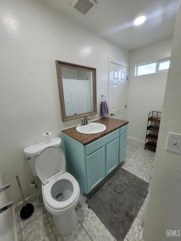 203 E Moneta Avenue, Bakersfield, CA 93308