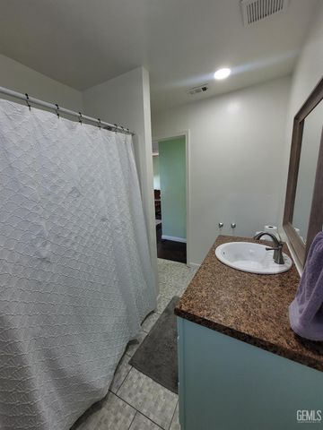 203 E Moneta Avenue, Bakersfield, CA 93308