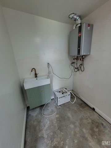 203 E Moneta Avenue, Bakersfield, CA 93308