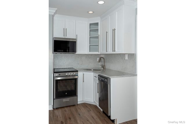 30 BAY POINT Court 6, West Babylon, NY 11704