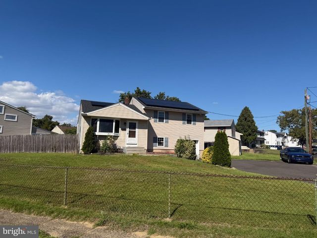 812 W 3RD AVE, Runnemede, NJ 08078