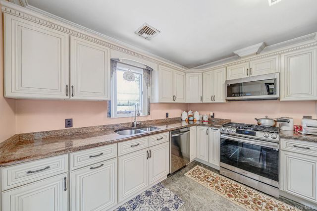 105 Arlington Street, Mineola, NY 11501