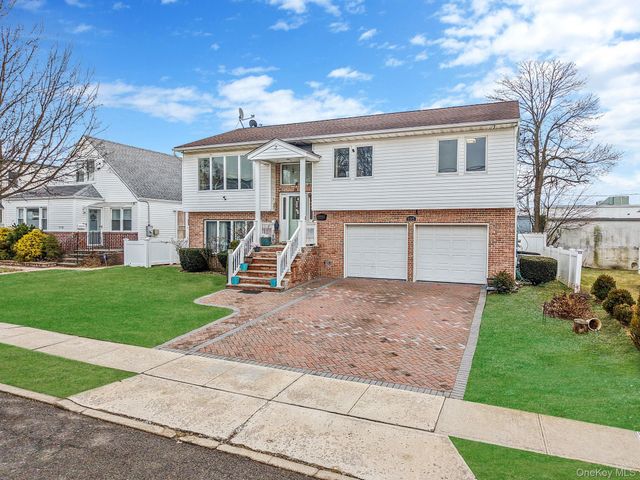 105 Arlington Street, Mineola, NY 11501