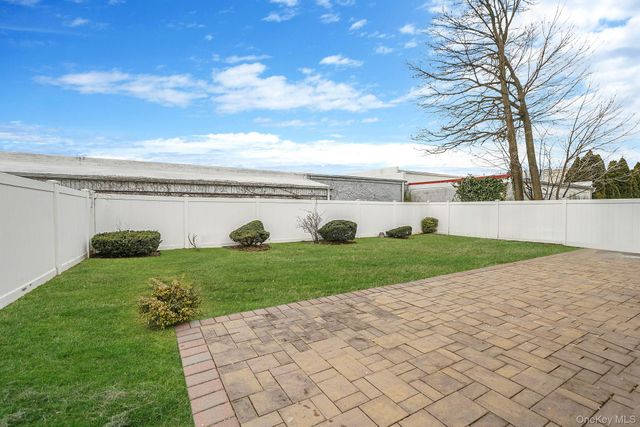 105 Arlington Street, Mineola, NY 11501