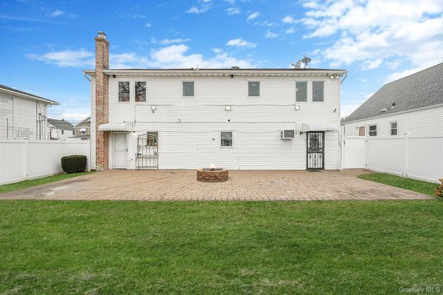 105 Arlington Street, Mineola, NY 11501