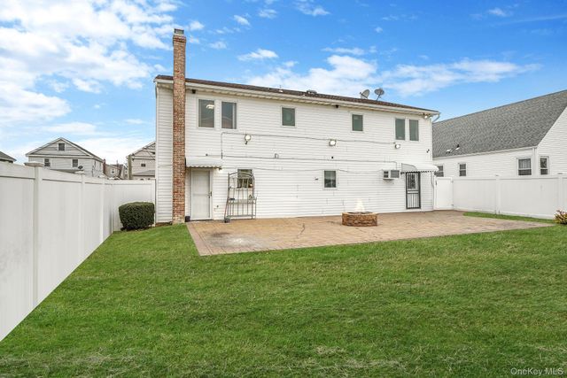 105 Arlington Street, Mineola, NY 11501