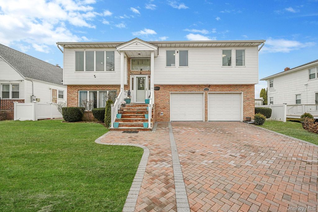 105 Arlington Street, Mineola, NY 11501