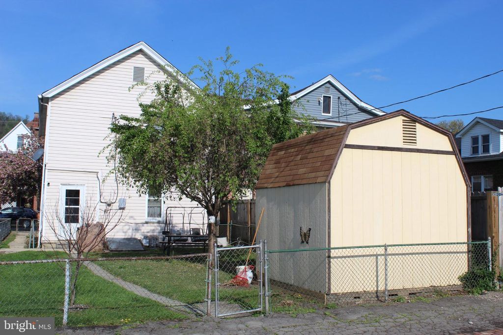 Image 2 of property listing at 130 OAK ST, Cumberland, MD 21502