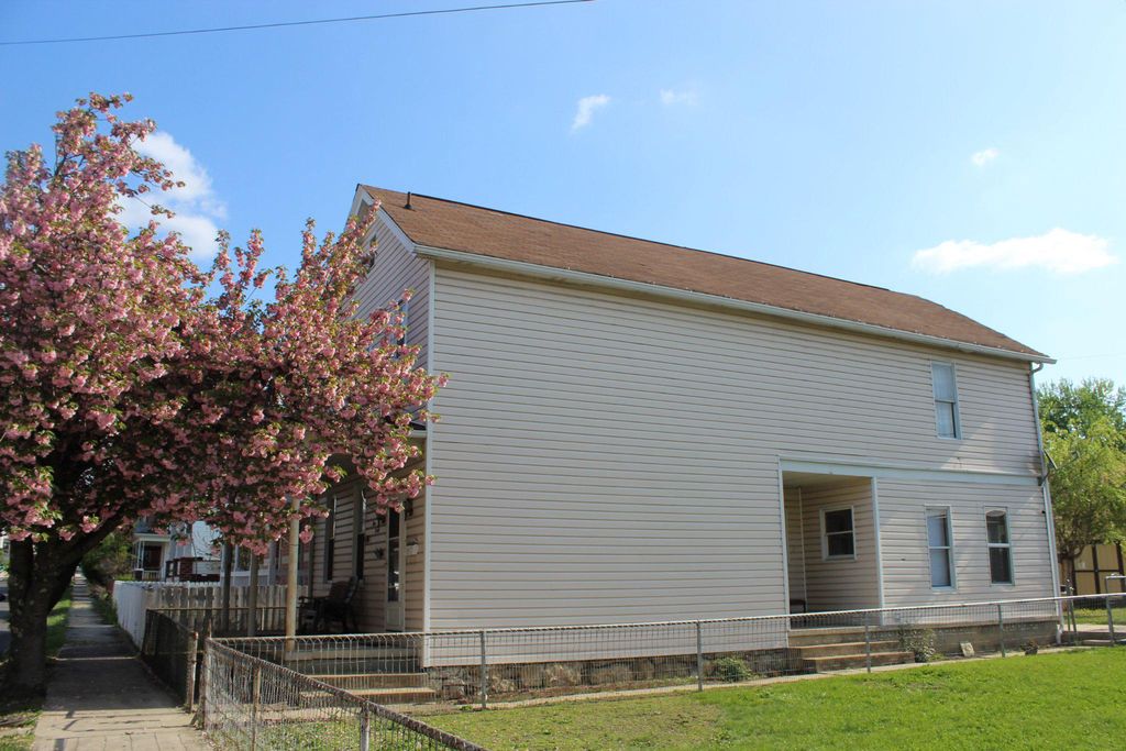 Image 3 of property listing at 130 OAK ST, Cumberland, MD 21502