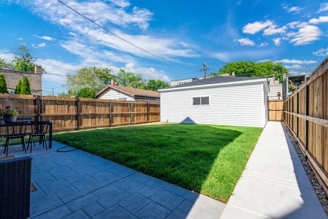 5747 N Maplewood Avenue, Chicago, IL 60659