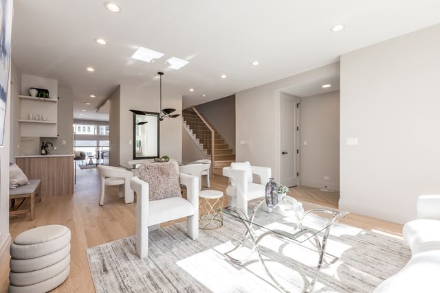 5747 N Maplewood Avenue, Chicago, IL 60659