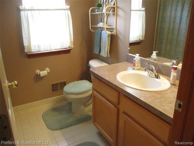 9153 Lakewood Drive, Whitmore Lake, MI 48189