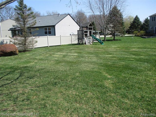 9153 Lakewood Drive, Whitmore Lake, MI 48189
