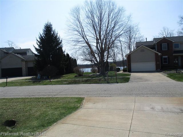 9153 Lakewood Drive, Whitmore Lake, MI 48189