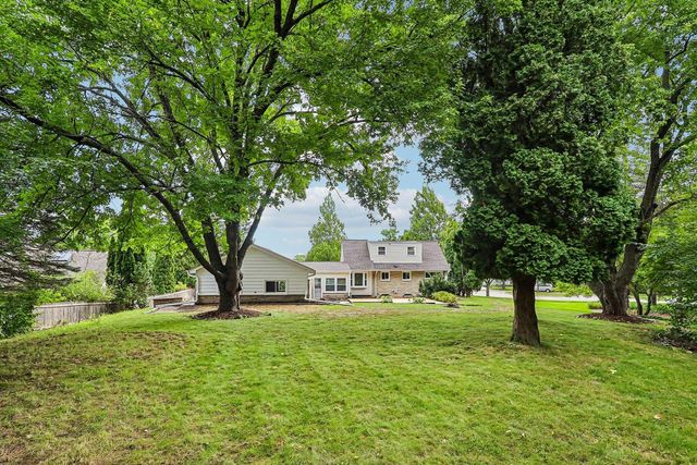 W73N917 London COURT, Cedarburg, WI 53012
