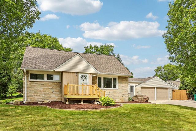 W73N917 London COURT, Cedarburg, WI 53012