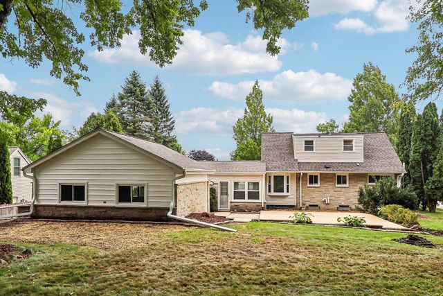 W73N917 London COURT, Cedarburg, WI 53012
