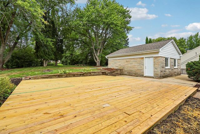 W73N917 London COURT, Cedarburg, WI 53012