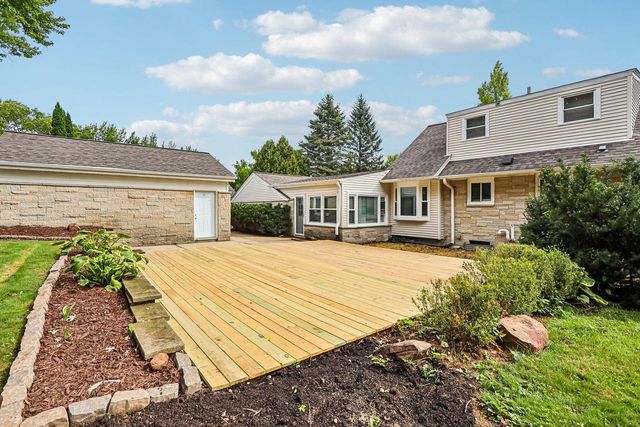 W73N917 London COURT, Cedarburg, WI 53012