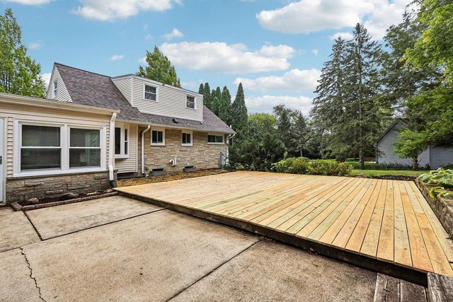 W73N917 London COURT, Cedarburg, WI 53012