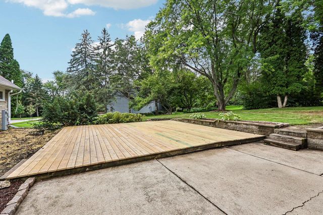 W73N917 London COURT, Cedarburg, WI 53012