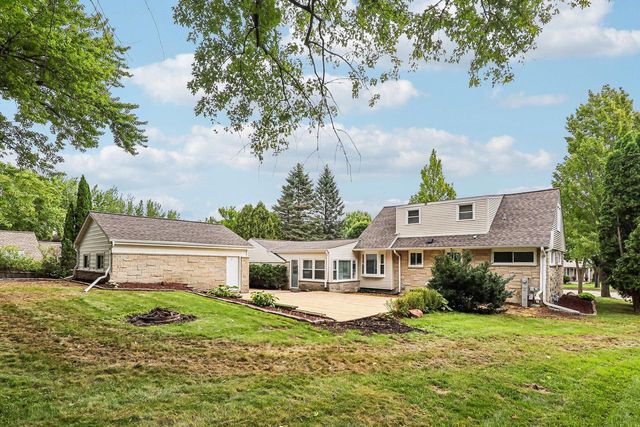 W73N917 London COURT, Cedarburg, WI 53012