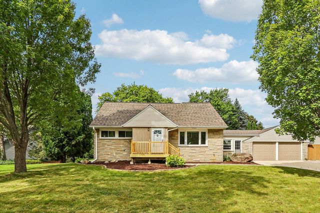 W73N917 London COURT, Cedarburg, WI 53012