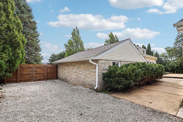 W73N917 London COURT, Cedarburg, WI 53012