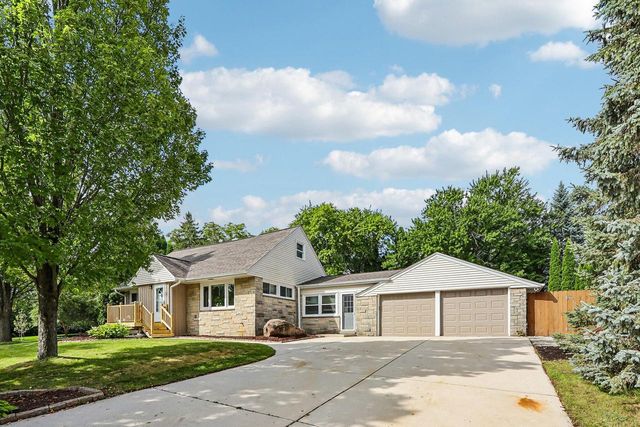 W73N917 London COURT, Cedarburg, WI 53012