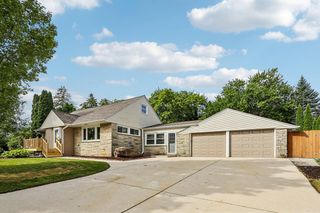 W73N917 London COURT, Cedarburg, WI 53012
