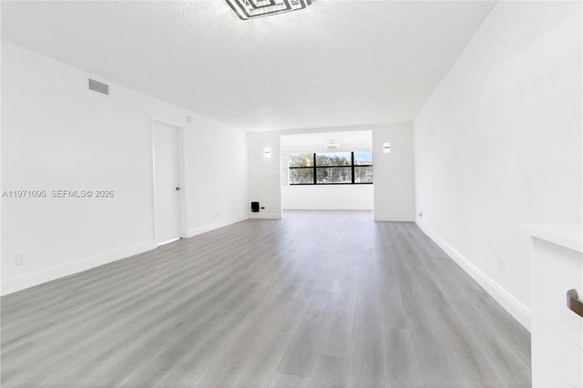 10207 Sunrise Lakes Blvd 204, Sunrise, FL 33322