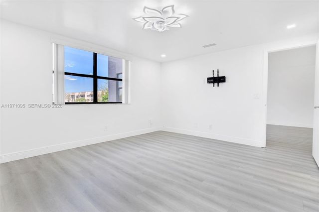 10207 Sunrise Lakes Blvd 204, Sunrise, FL 33322