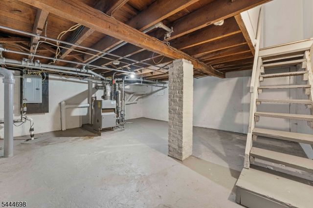 235 Pine St, Elizabeth City, NJ 07206