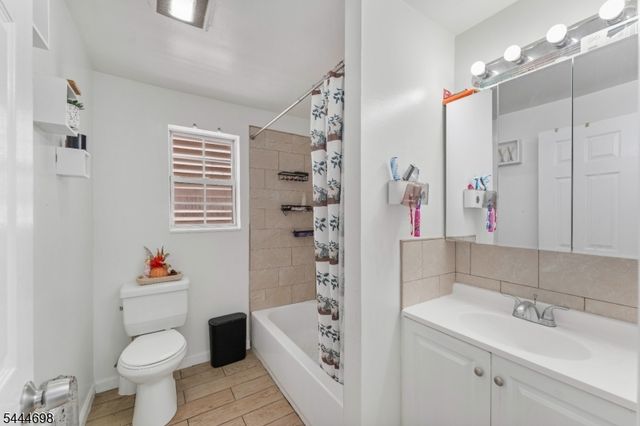 235 Pine St, Elizabeth City, NJ 07206