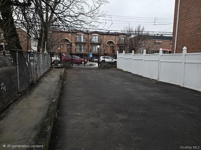 932 E 215TH Street, Bronx, NY 10469