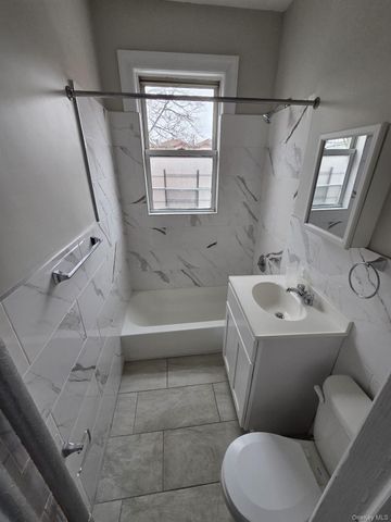 932 E 215TH Street, Bronx, NY 10469